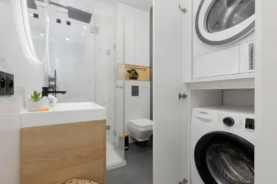 Łazienka w obiekcie Loft Apartment with Parking in Warsaw by Noclegi Renters