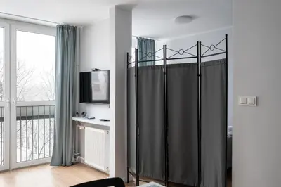Telewizja i/lub zestaw kina domowego w obiekcie Metro Świętokrzyska Comfort Apartment by BookingHost