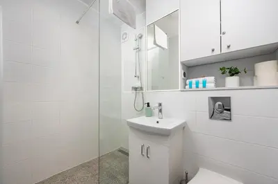 Łazienka w obiekcie Metro Świętokrzyska Comfort Apartment by BookingHost