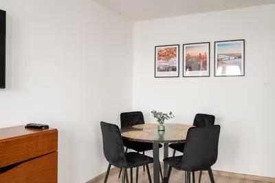 Część wypoczynkowa w obiekcie 9th Floor City View Apartment by BookingHost
