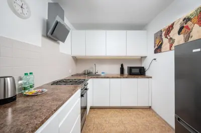Kuchnia lub aneks kuchenny w obiekcie 9th Floor City View Apartment by BookingHost
