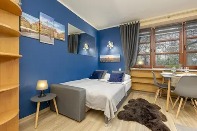 Łóżko lub łóżka w pokoju w obiekcie Comfortable Studio Sapiezynska by Noclegi Renters