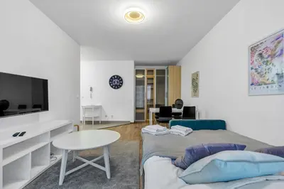 Telewizja i/lub zestaw kina domowego w obiekcie Metro Bemowo Comfort Studio by BookingHost