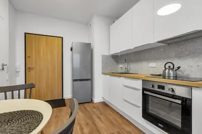 Kuchnia lub aneks kuchenny w obiekcie Metro Wierzbno Cosy Apartment by BookingHost