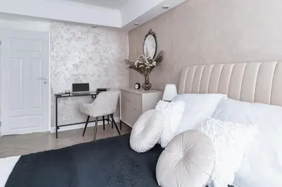 Łóżko lub łóżka w pokoju w obiekcie Gold Premium 2-bedroom Suite 100m from Central Station, modern&high standard