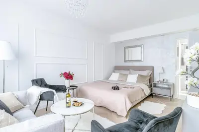 Łóżko lub łóżka w pokoju w obiekcie Gold Premium 2-bedroom Suite 100m from Central Station, modern&high standard