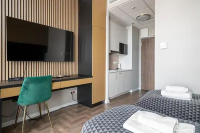 Telewizja i/lub zestaw kina domowego w obiekcie RentPlanet - Apartamenty Kasprzaka