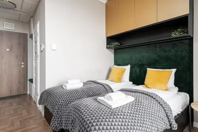 Łóżko lub łóżka w pokoju w obiekcie RentPlanet - Apartamenty Kasprzaka