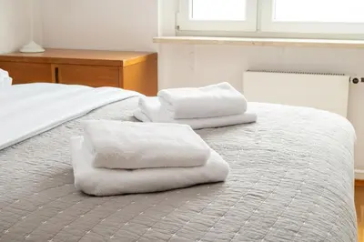 Łóżko lub łóżka w pokoju w obiekcie Metro Plocka Comfort Apartment by BookingHost