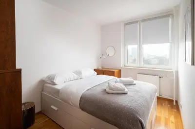 Łóżko lub łóżka w pokoju w obiekcie Metro Plocka Comfort Apartment by BookingHost