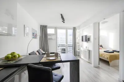 Telewizja i/lub zestaw kina domowego w obiekcie Central Apartment Rondo ONZ