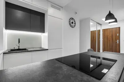Kuchnia lub aneks kuchenny w obiekcie 12th Floor Wola Modern Apartment by BookingHost