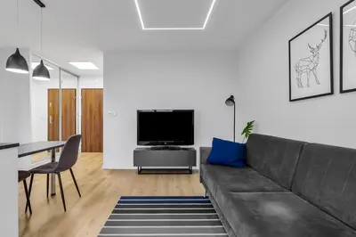 Telewizja i/lub zestaw kina domowego w obiekcie 12th Floor Wola Modern Apartment by BookingHost