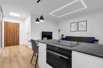 Kuchnia lub aneks kuchenny w obiekcie 12th Floor Wola Modern Apartment by BookingHost