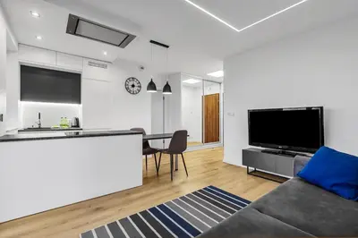 Telewizja i/lub zestaw kina domowego w obiekcie 12th Floor Wola Modern Apartment by BookingHost