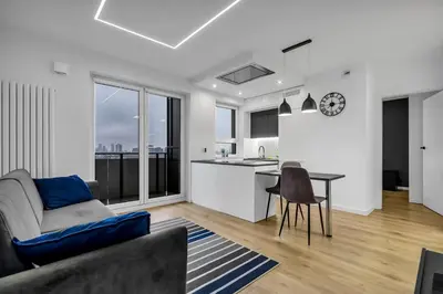 Kuchnia lub aneks kuchenny w obiekcie 12th Floor Wola Modern Apartment by BookingHost
