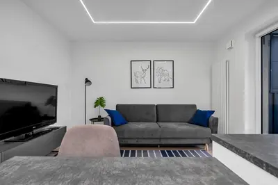 Telewizja i/lub zestaw kina domowego w obiekcie 12th Floor Wola Modern Apartment by BookingHost