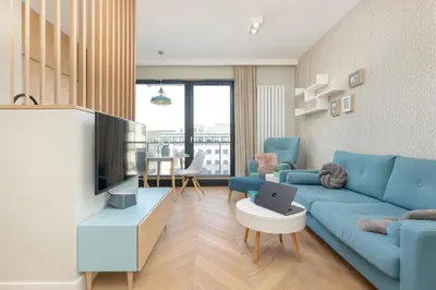 Część wypoczynkowa w obiekcie Bright Blue Apartment with Balcony, Parking and Air Conditioning in Warsaw by Noclegi Renters