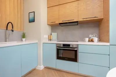 Kuchnia lub aneks kuchenny w obiekcie Bright Blue Apartment with Balcony, Parking and Air Conditioning in Warsaw by Noclegi Renters