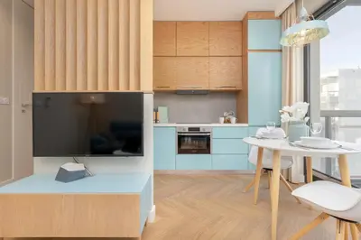 Kuchnia lub aneks kuchenny w obiekcie Bright Blue Apartment with Balcony, Parking and Air Conditioning in Warsaw by Noclegi Renters