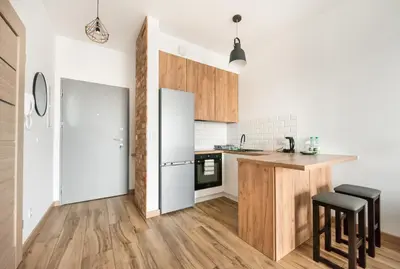 Kuchnia lub aneks kuchenny w obiekcie Wola Homely Apartment #106 by BookingHost