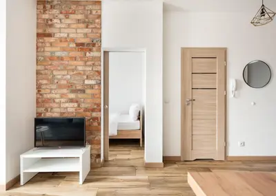 Telewizja i/lub zestaw kina domowego w obiekcie Wola Homely Apartment #106 by BookingHost