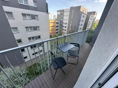 Balkon lub taras w obiekcie Metro Młynów Homely Apartment by BookingHost