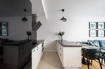 Kuchnia lub aneks kuchenny w obiekcie Metro Młynów Homely Apartment by BookingHost