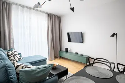 Telewizja i/lub zestaw kina domowego w obiekcie Metro Młynów Homely Apartment by BookingHost