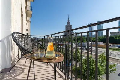 Balkon lub taras w obiekcie Elegant Apartment in Warsaw Center with a Balcony by Noclegi Renters