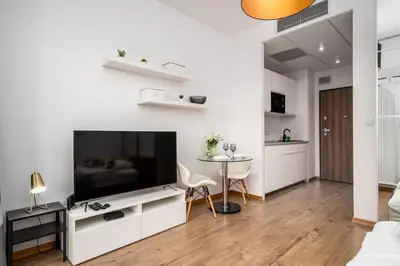 Telewizja i/lub zestaw kina domowego w obiekcie Prymasa Tysiąclecia 83A Free Garage by Perfect Apart