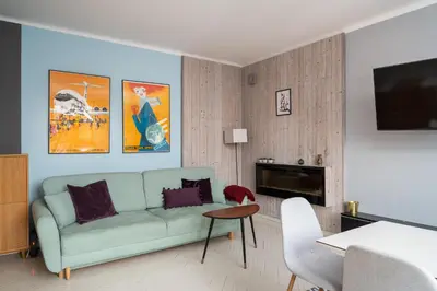 Telewizja i/lub zestaw kina domowego w obiekcie Old Town Colourful Apartment by BookingHost