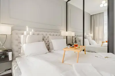 Łóżko lub łóżka w pokoju w obiekcie ShortStayPoland Premium Herbu Korczak (P2)