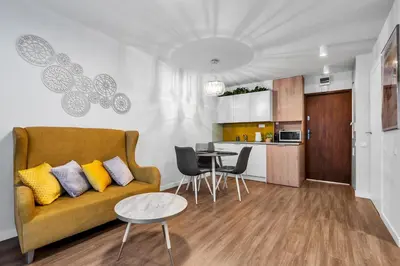 Kuchnia lub aneks kuchenny w obiekcie Park Mirowski Yellow Studio by BookingHost