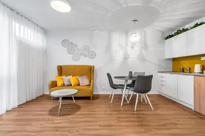 Kuchnia lub aneks kuchenny w obiekcie Park Mirowski Yellow Studio by BookingHost