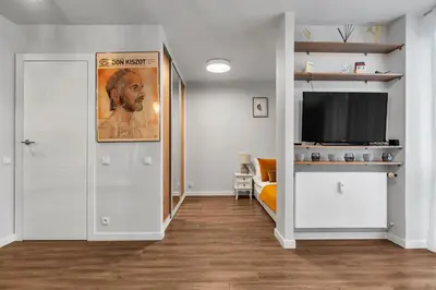 Telewizja i/lub zestaw kina domowego w obiekcie Park Mirowski Yellow Studio by BookingHost