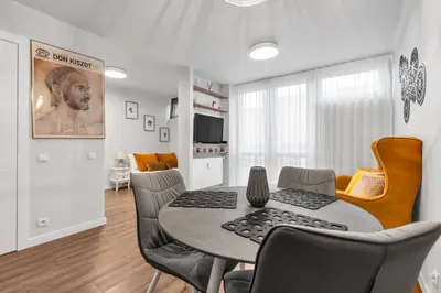 Część wypoczynkowa w obiekcie Park Mirowski Yellow Studio by BookingHost