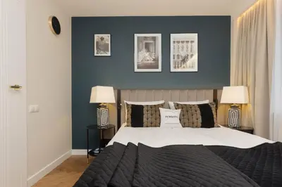 Łóżko lub łóżka w pokoju w obiekcie LUX Blue Moon Residence City Center Foksal by Renters Prestige