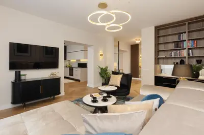 Telewizja i/lub zestaw kina domowego w obiekcie LUX Blue Moon Residence City Center Foksal by Renters Prestige