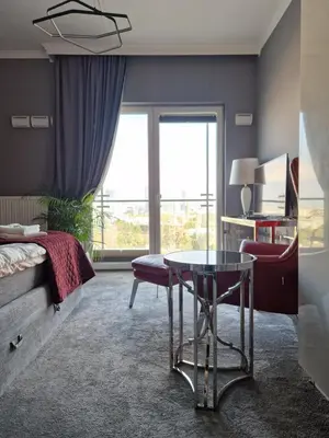 Łóżko lub łóżka w pokoju w obiekcie Apartamenty Wola Tower na Prymasa - z widokiem na City