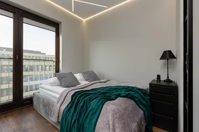 Łóżko lub łóżka w pokoju w obiekcie Emerald Residence Warsaw with Parking by Noclegi Renters