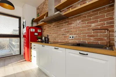Kuchnia lub aneks kuchenny w obiekcie Emerald Residence Warsaw with Parking by Noclegi Renters