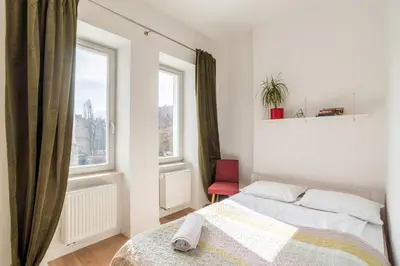 Łóżko lub łóżka w pokoju w obiekcie Cozy flat near Metro Szwedzka