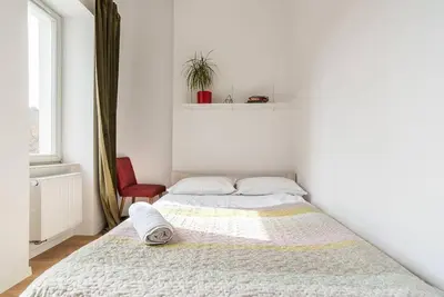 Łóżko lub łóżka w pokoju w obiekcie Cozy flat near Metro Szwedzka
