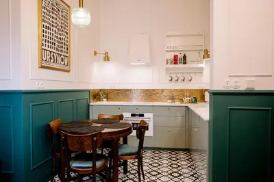 Kuchnia lub aneks kuchenny w obiekcie French Touch: romantyczny apartament w kamienicy