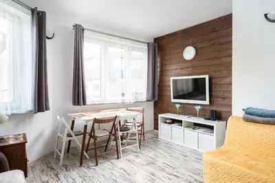 Telewizja i/lub zestaw kina domowego w obiekcie Park Praski 2-Bedroom Apartment by BookingHost