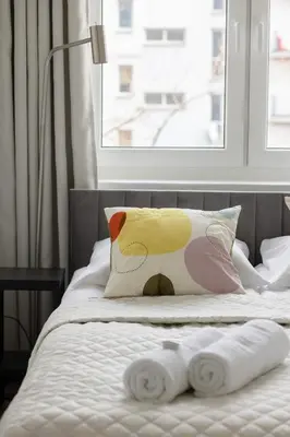 Łóżko lub łóżka w pokoju w obiekcie Elegant & Cozy Apartment Pańska by Noclegi Renters
