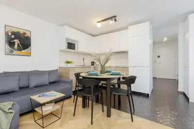 Kuchnia lub aneks kuchenny w obiekcie Aleja Solidarności Modern & Cozy Apartment Downtown Warsaw by Noclegi Renters