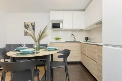 Kuchnia lub aneks kuchenny w obiekcie Aleja Solidarności Modern & Cozy Apartment Downtown Warsaw by Noclegi Renters