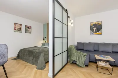 Łóżko lub łóżka w pokoju w obiekcie Aleja Solidarności Modern & Cozy Apartment Downtown Warsaw by Noclegi Renters